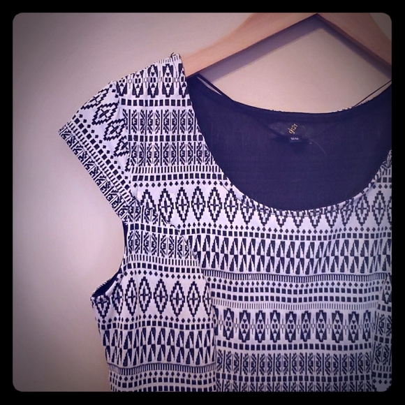 ⛱3/$20 Fit & Flare Black + White geometric dress - Picture 1 of 4